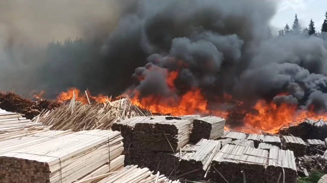 Пиломатериалы горят в Красноярском крае на площади 8 тыс кв метров