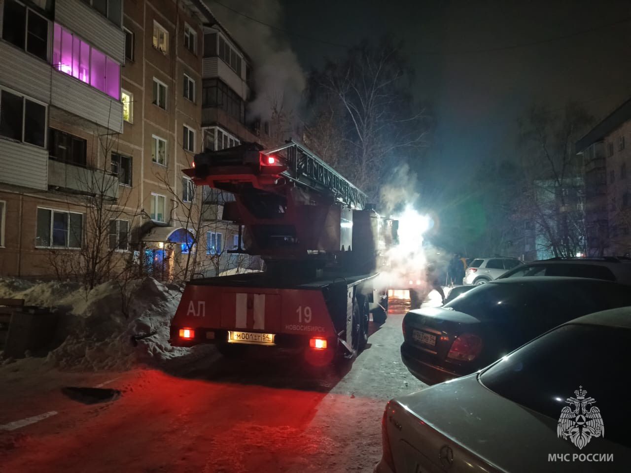 Двое человек погибли во время пожара в многоэтажном жилом доме в Новосибирске
