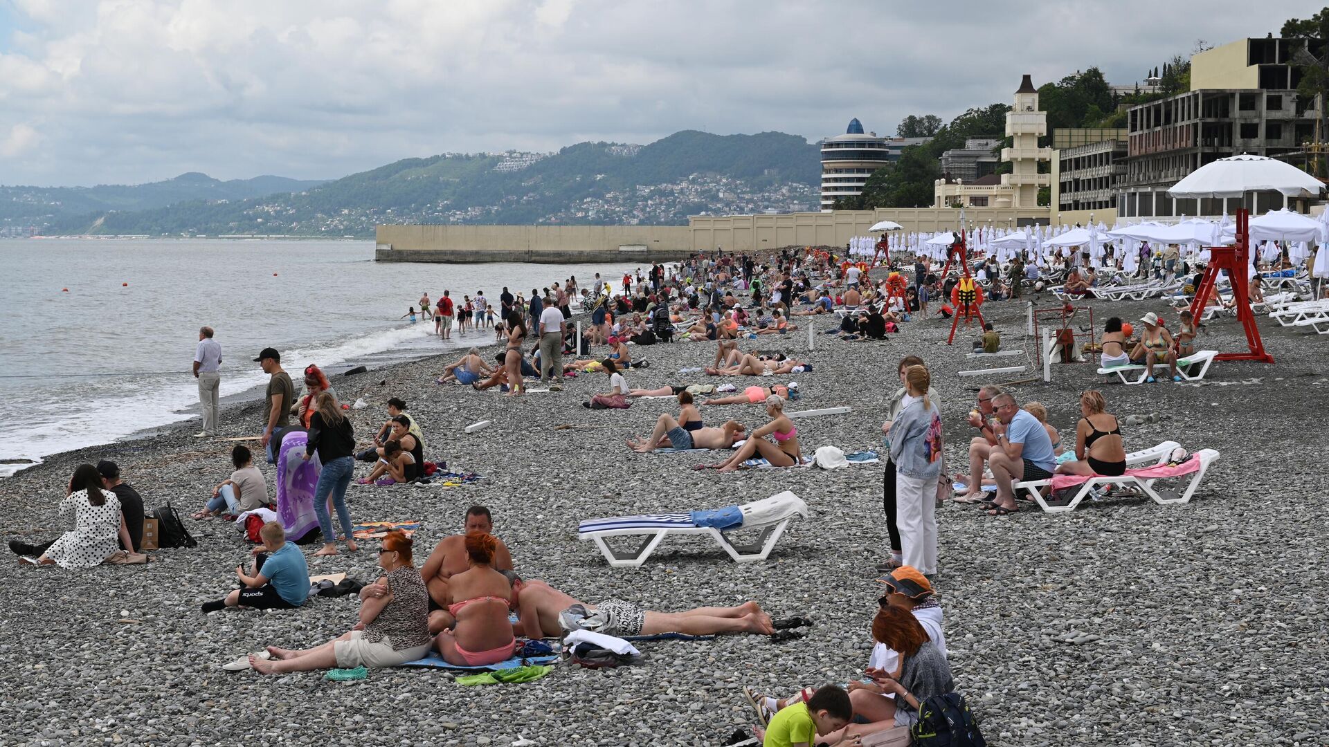 Туристы заполнили пляжи в Сочи 1 мая