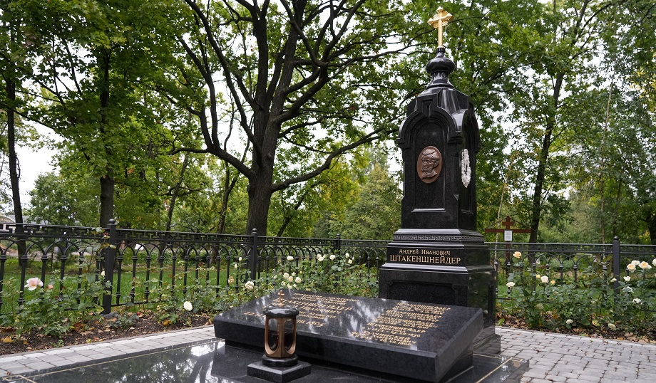 В Стрельне открыли памятник архитектору Андрею Штакеншнейдеру