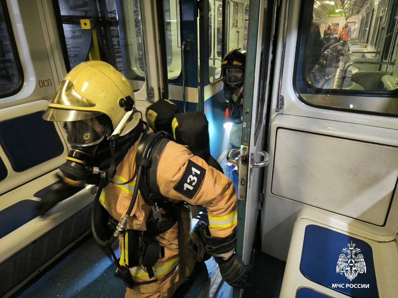 Сотрудники МЧС тушили тренировочный пожар в метро Петербурга