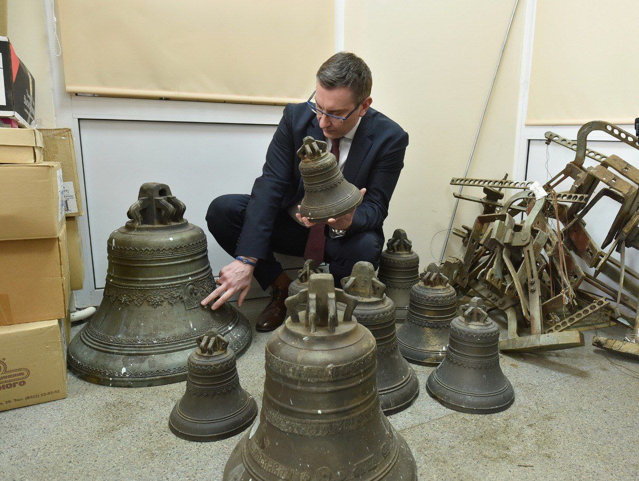 Премьер Удмуртии показал колокола, которые установят на Дерябинскую башню