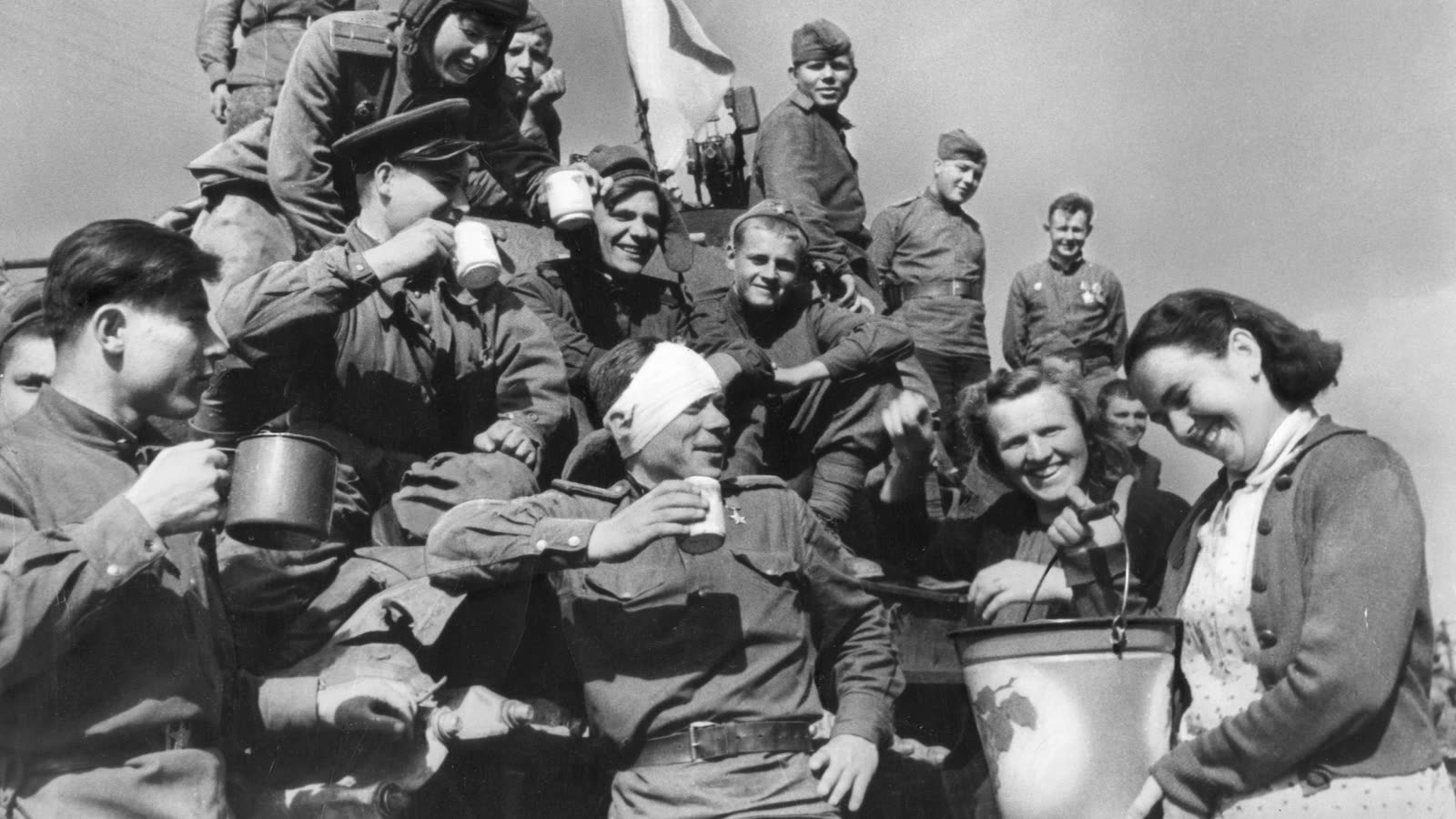 Солдат радуется. Солдаты Победы 1945. Военные фотографии.
