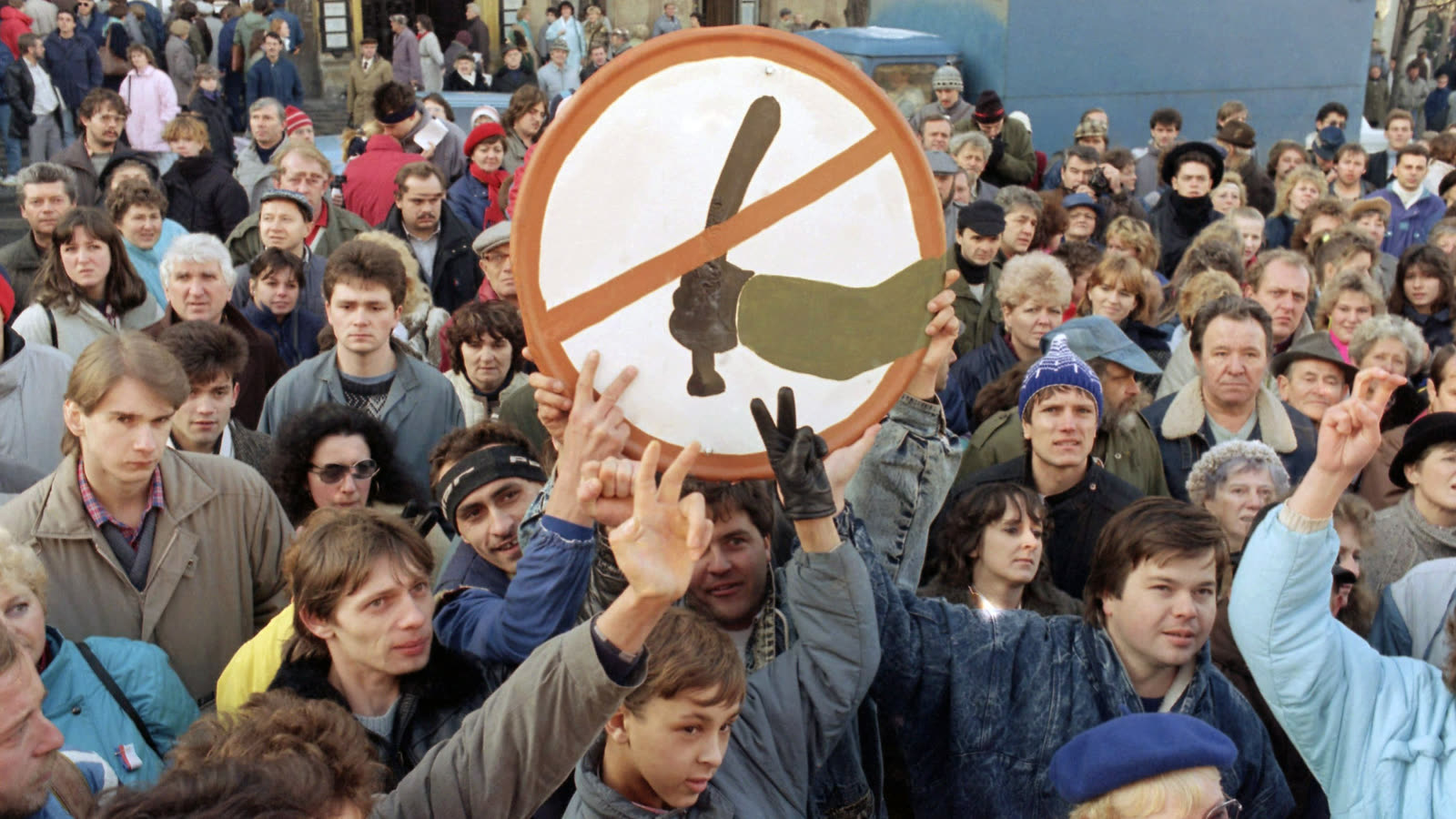 Протест против общества. Бархатная революция. Чехословакия. 1989 Год. Прага 1989г. Бархатная революция. Революция в Чехословакии 1989. Студенческая демонстрация в Праге 1989.