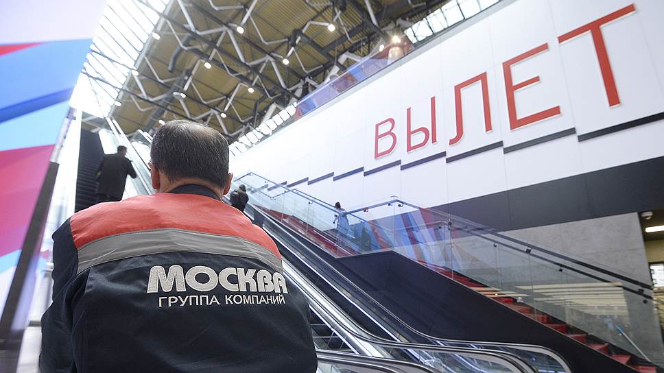 Почему самолету в Шереметьево снова преградили взлетную полосу