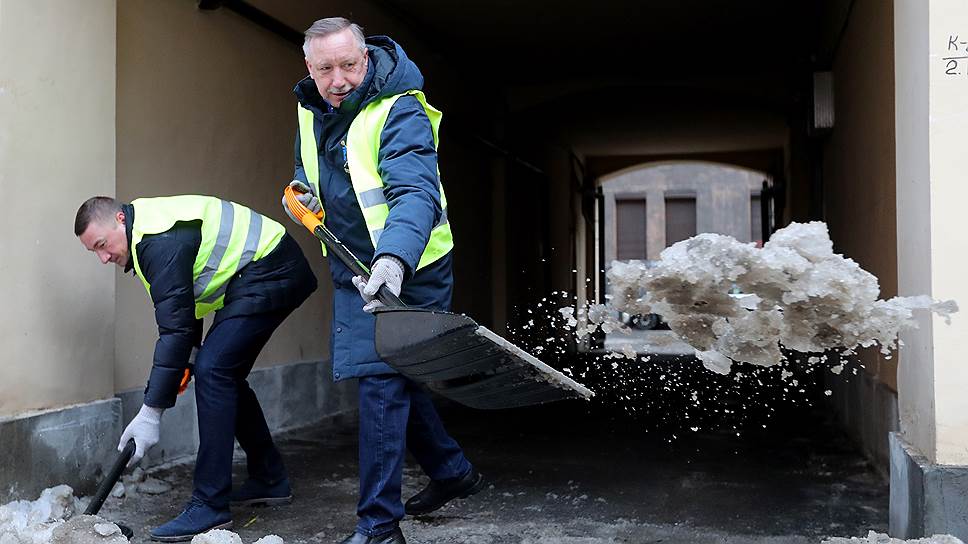 Почему петербургские чиновники и работники бюджетных учреждений провели с лопатами в руках