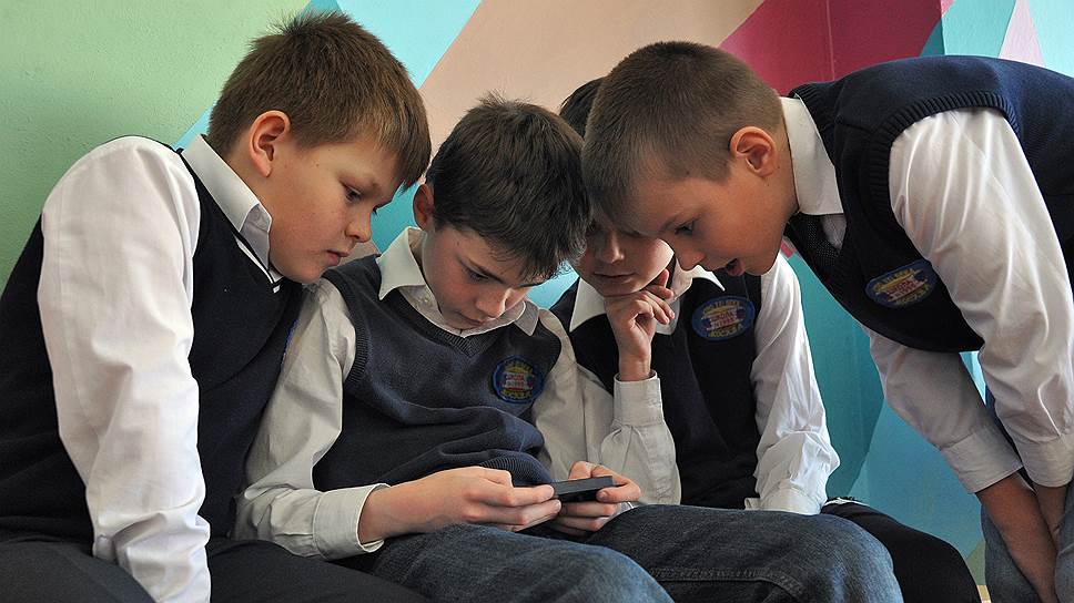 Нужно ли лишать учащихся мобильных телефонов