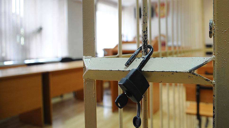Клетки в судах нашли противников и защитников: Как ограждения в зале суда влияют на обвиняемых