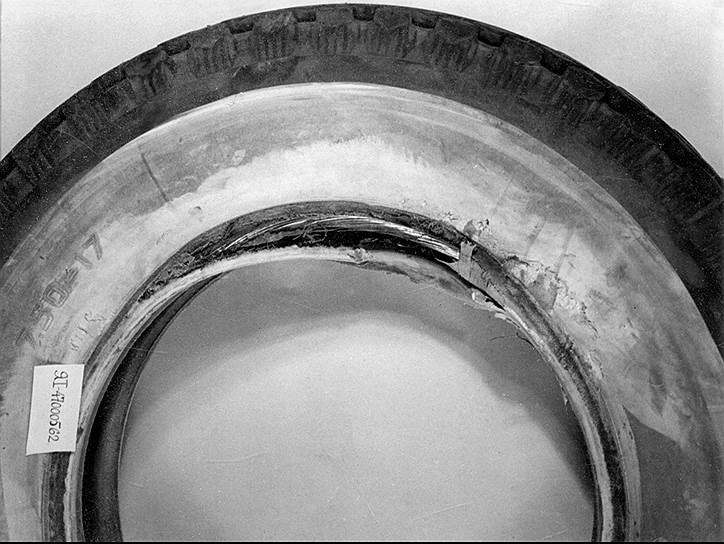 Разрушение борта покрышки Т-6, стоявшей во время испытаний на заднем колесе ЗИС-110С