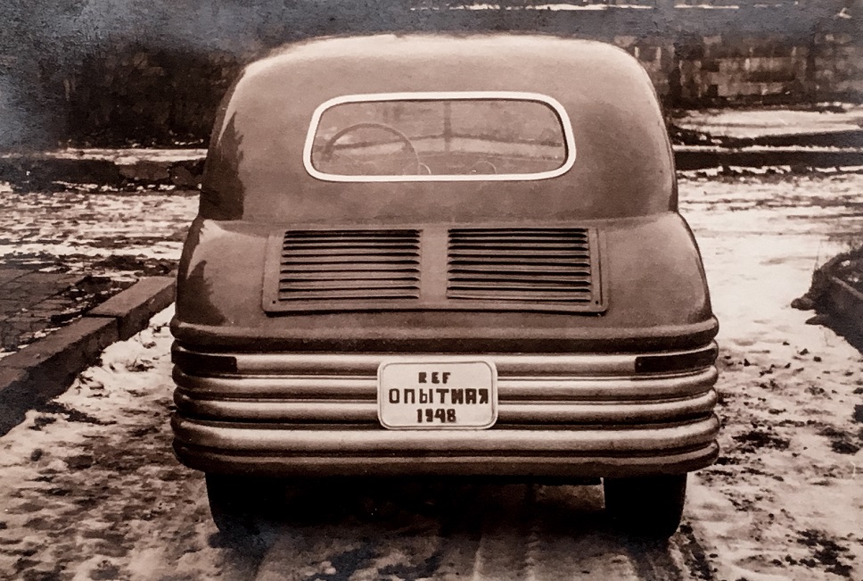 В 1948 году завод, где построили первый автомобиль, еще назывался REF. Слово «автомобильный» в его аббревиатуру добавили позже, когда были собраны два автомобиля REAF-1950 для испытаний.