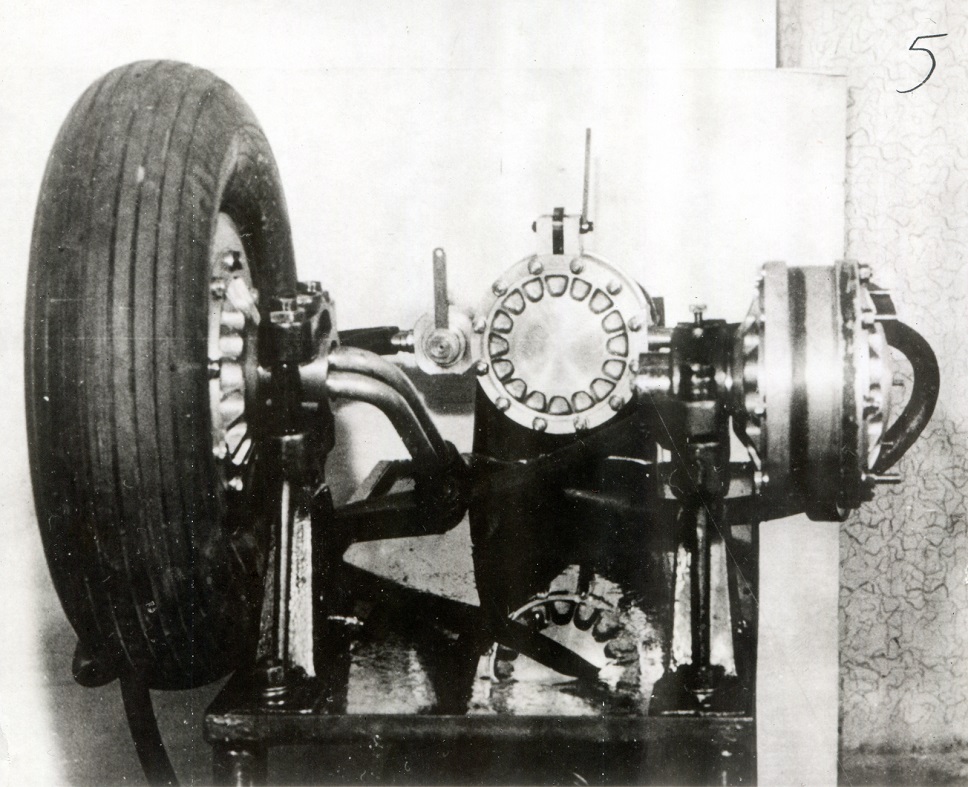 Испытания насоса и гидромотора на стенде. Такая трансмиссия стояла на автомобиле 1948 года, но впоследствии Бахчиванджи отказался от нее.
