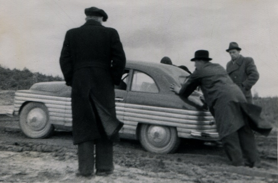 Запуск «с толкача» купе REAF-1950 после поломки центробежного сцепления. Считается, что Всеволод Бахчиванджи бросил сломавшийся автомобиль, но это не так – оба автомобиля вернулись в Ригу