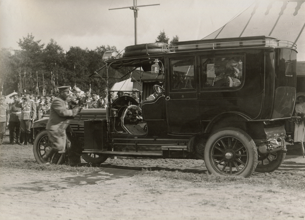 Офицеры провожают императора Николая II, отъезжающего на лимузине Delaunay-Belleville 70HP. Сзади еще стоят одинарные колесаю