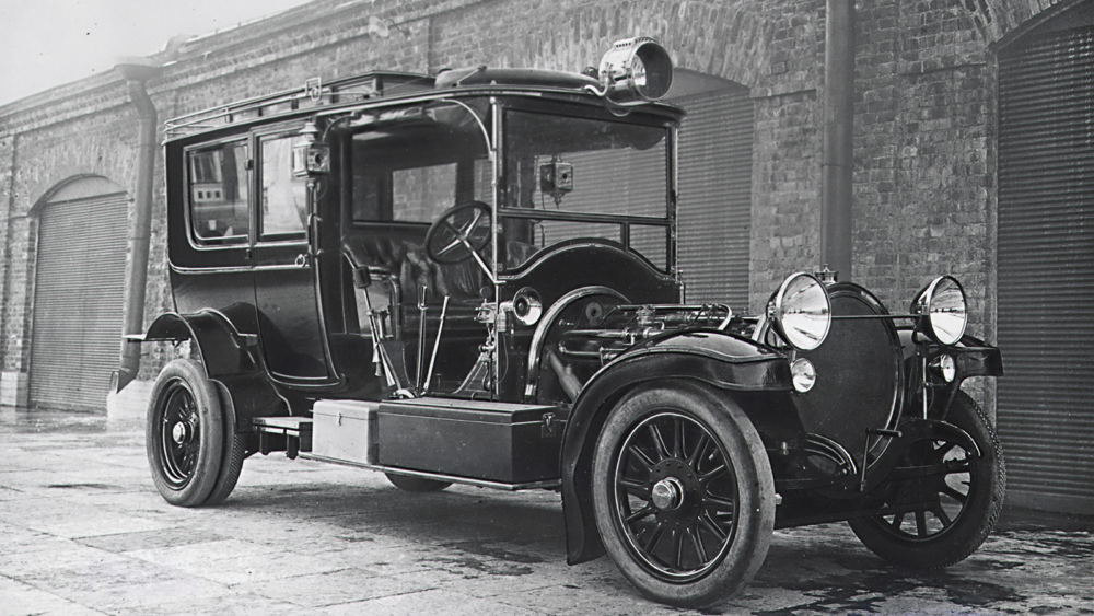 Весна 1914 года. На лимузин установлена система электрического освещения Bosch-Licht. Снимок сделан у ворот Собственного Его Величества гаража в Царском Селе.