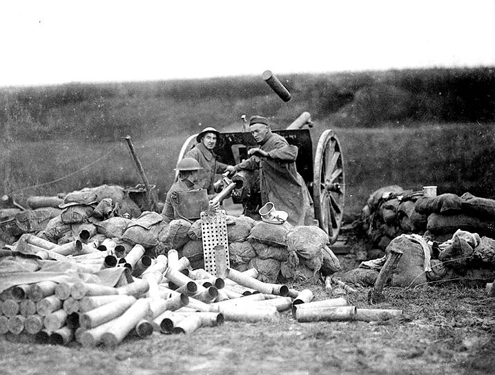 После русско-японской войны 1904-1905 года стало ясно, какое влияние в бою имеет артиллерия. Война показала, что кроме пушек легкой полевой артиллерии, необходимы гаубицы, дальнобойные и подвижные, как пушки
&lt;br>На фото французские артиллеристы 