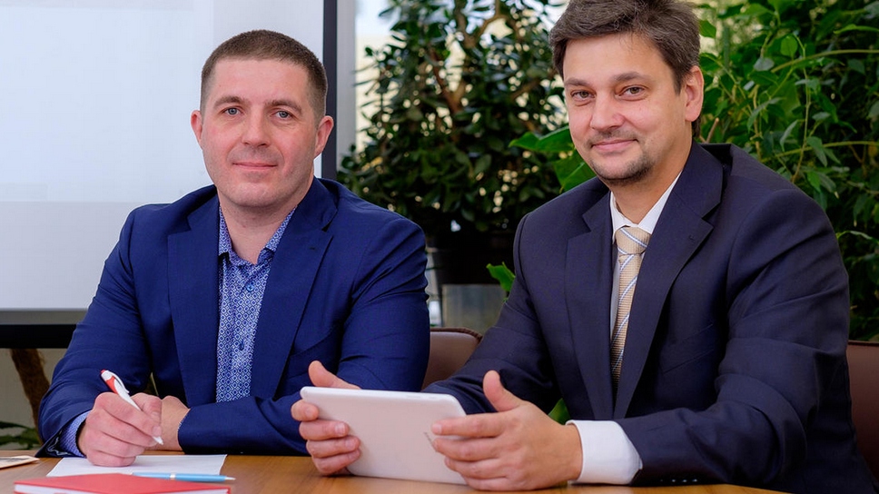 Учредители компании "Эдбукинг" Сергей Александров (слева) и Михаил Федотов (справа)