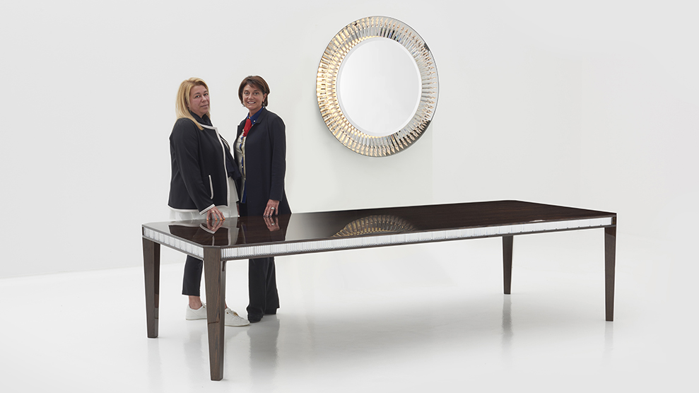 Рафаэла Вигнатели и Даниэла Рикарди около стола дизайна Чафика Газми