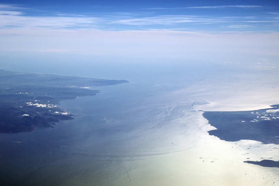 Самый большой пролив атлантического океана. Гибралтарский пролив 1914. Атлантический океан в Гвиане. Татарский пролив фото. Конус Средиземное море.