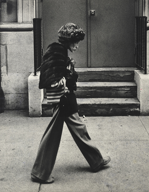 Нью-Йорк (женщина, прогулка, Нью-Йорк, мех). Около 1970