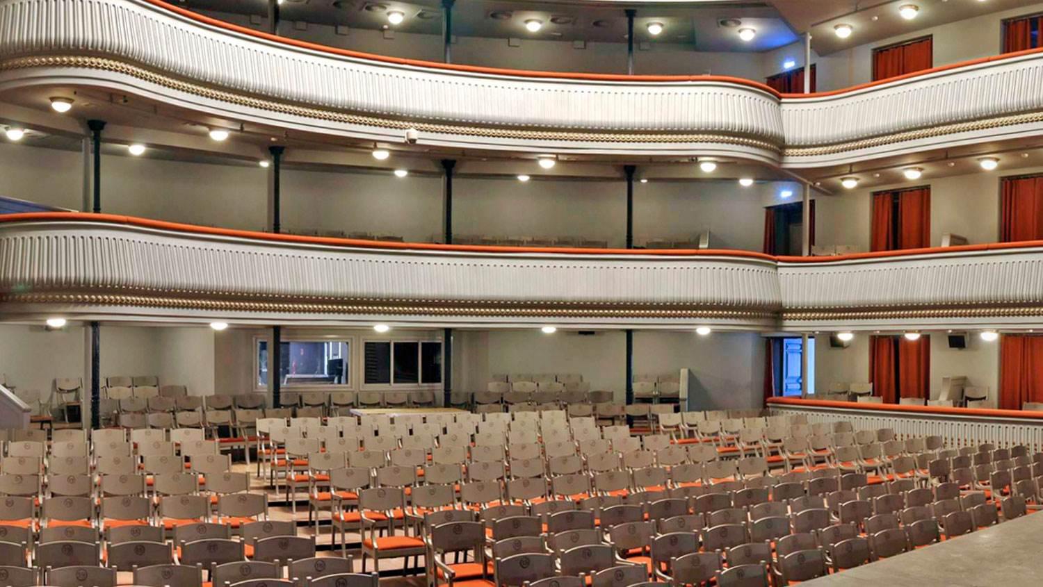 Театр наций большой зал