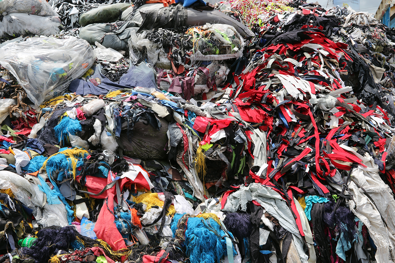 Вещи на мусорках. Отходы текстильного производства. Свалка одежды. Тканевые отходы.