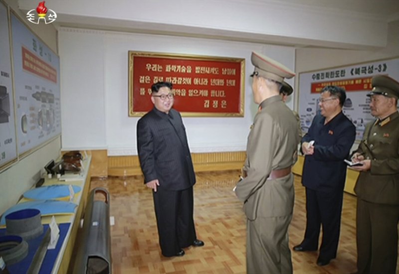 Ким Чен Ын инспектирует предприятие по производству ракет
