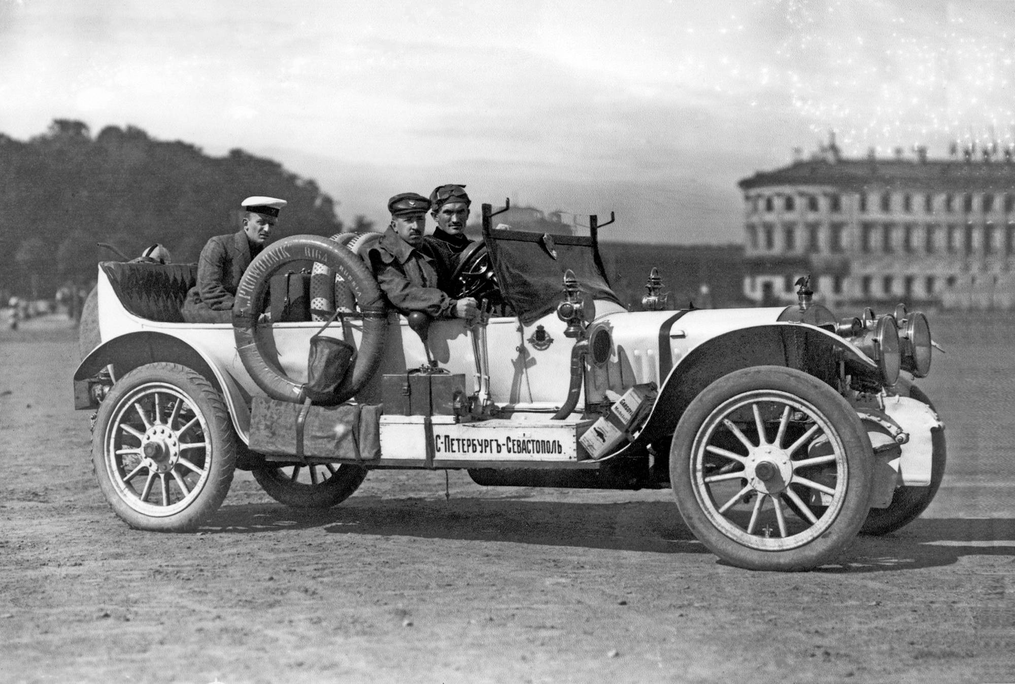 Андрей Нагель за рулем своего «Руссо-Балта» перед рекогносцировочной поездкой в Севастополь. Лето 1911 года