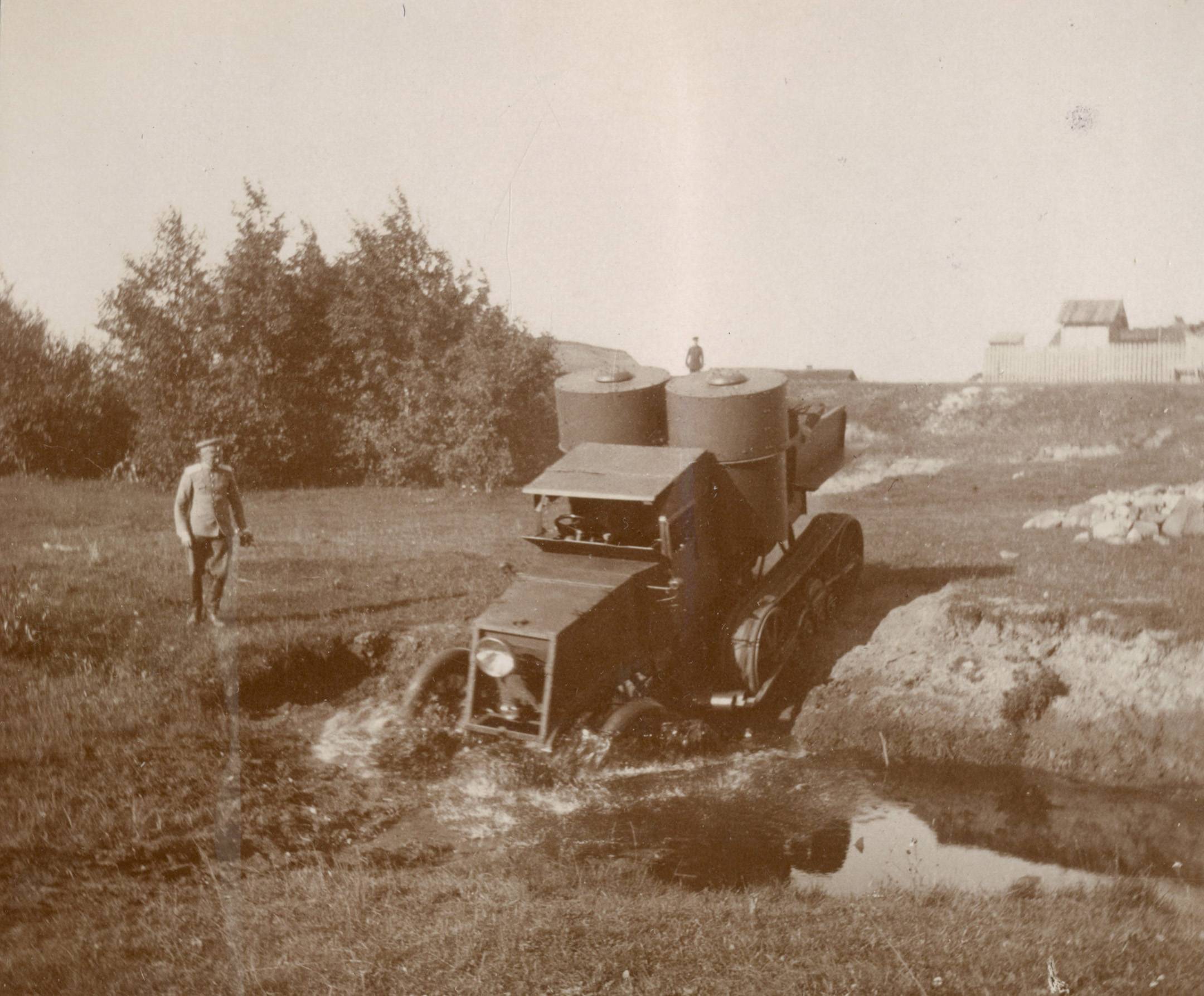 Император Николай II на испытаниях бронеавтомобиля «Остин» с движителем Кегресса. Могилев, 1916 год