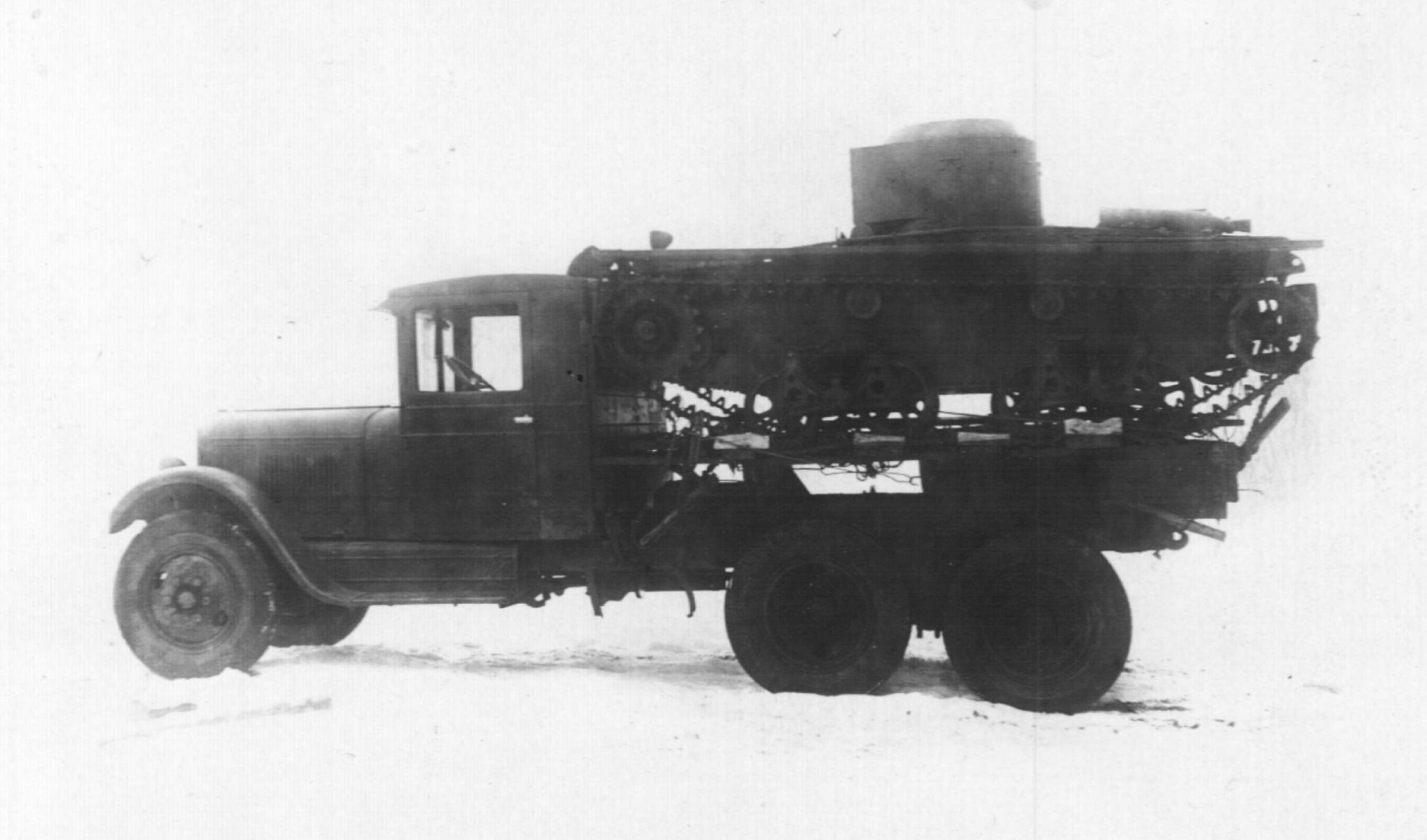 Легкий танк Т-38 в кузове грузовика ЗИС-6