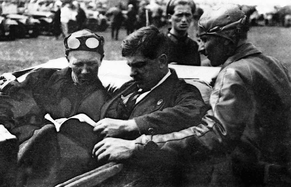 Евгений Чудаков на старте автопробега в Ленинграде (1925)