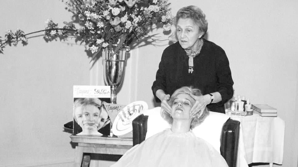 Надя Пайо проводит мастер-класс для «леди красоты» (тогда так называли косметологов), 1950-е гг., салон красоты доктора Пайо на улице Кастильон, Париж