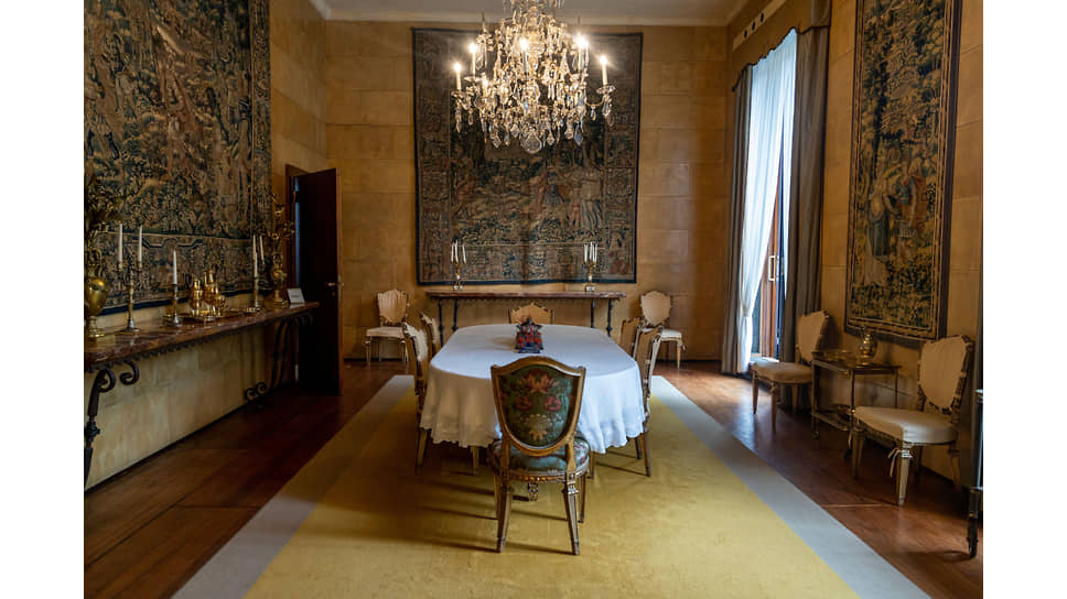 В 1950-х годах декоратор Томазо Буцци дополнил облик парадной столовой виллы Некки по проекту Порталуппи 30-рожковой хрустальной люстрой и гобеленами
