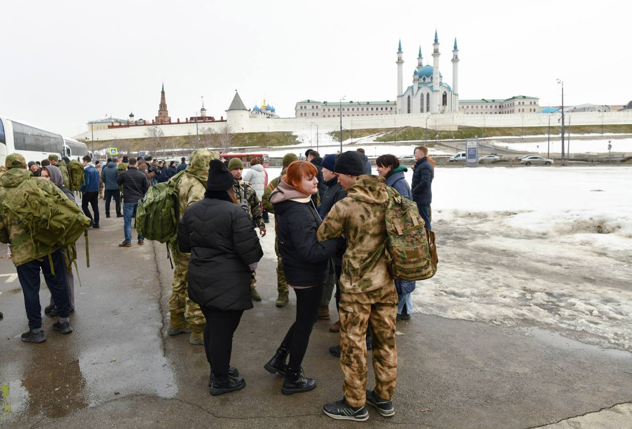 Отправленных в отпуск участников СВО привезли к казанскому кремлю