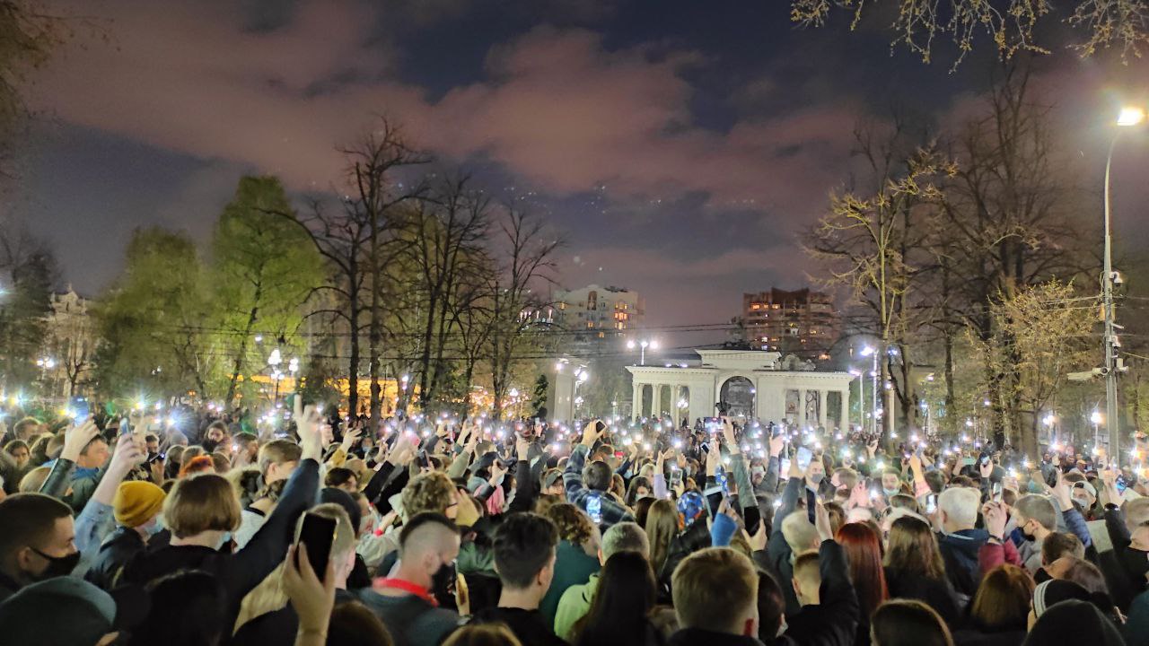 Краснодар. Митингующие зажгли фонарики возле краевой администрации