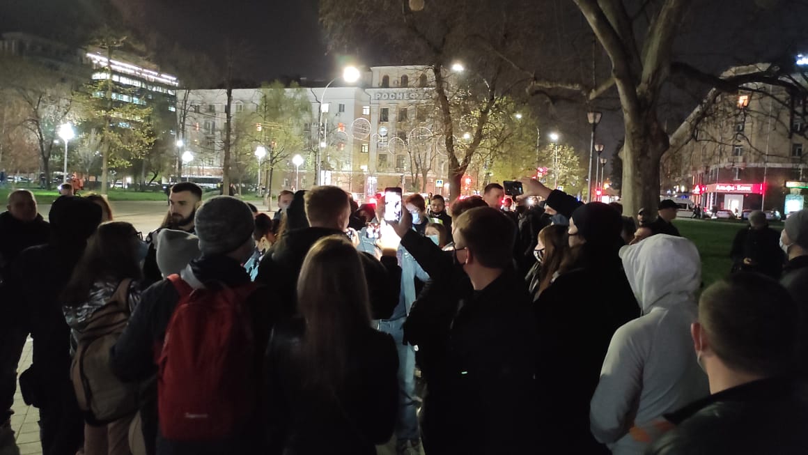 Ближе к 21.00 протестующие начали организованно расходиться