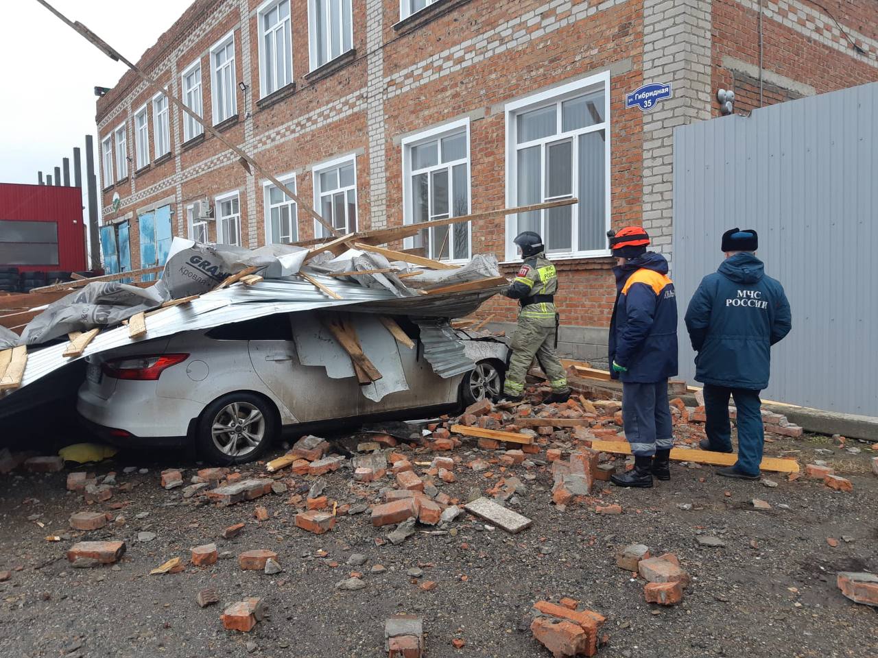 Сорванная ветром крыша здания упала на автомобили в Тимашевске –  Коммерсантъ Краснодар