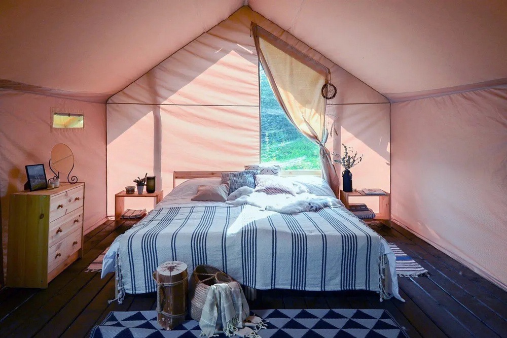 Туристам в глэмпингах нравится сочетание отдыха на природе в палатке с гостиничным комфортом
