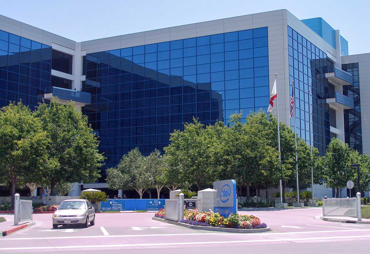 В Кремниевой долине в Калифорнии сосредоточено большое количество высокотехнологичных компаний, занимающихся производством компьютерного оборудования, программного обеспечения и созданием интернет-технологий (на фото здание Intel)