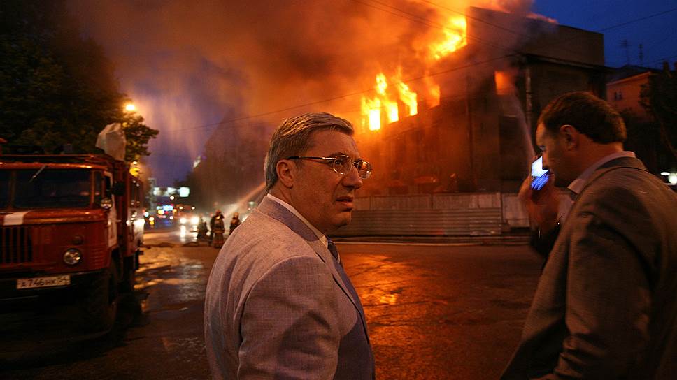 Пожар в реконструируемом трехэтажном здании в центре Новосибирска. Губернатор Новосибирской области Виктор Толоконский (в центре) на месте пожара 19.05.2008 