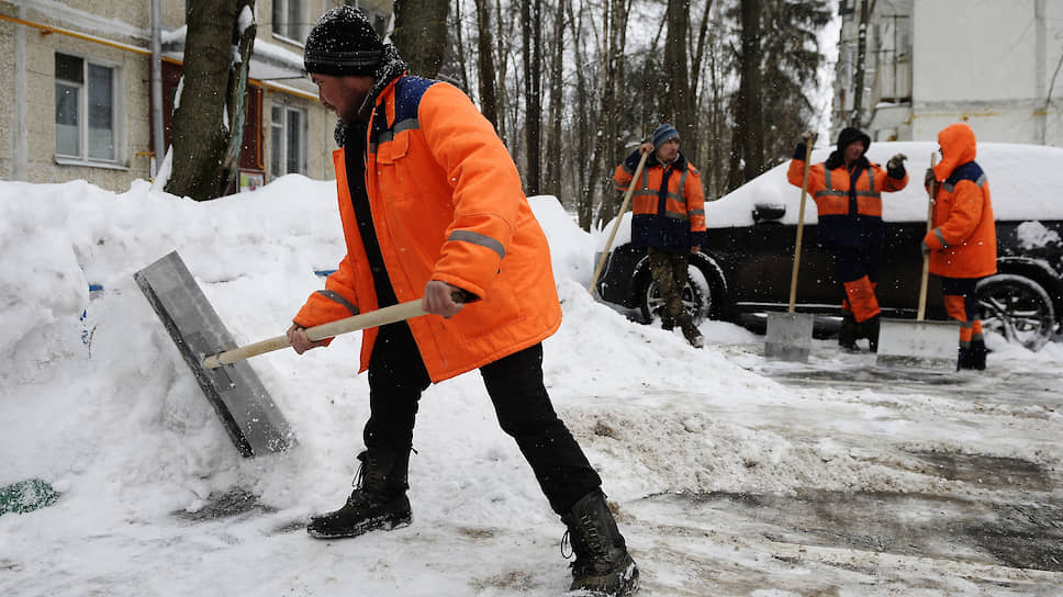 Новосибирские власти распорядились о дополнительном привлечении к борьбе со снегом «техники организаций, независимо от форм собственности»