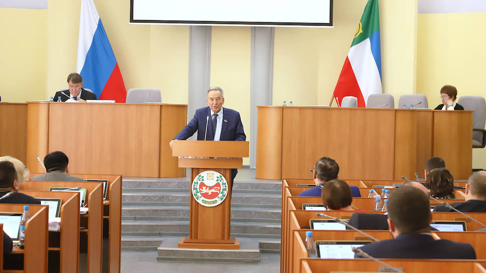 Председатель Верховного совета Хакасии Владимир Штыгашев (в центре) попросил председателей комитетов парламента подготовиться к сложению полномочий