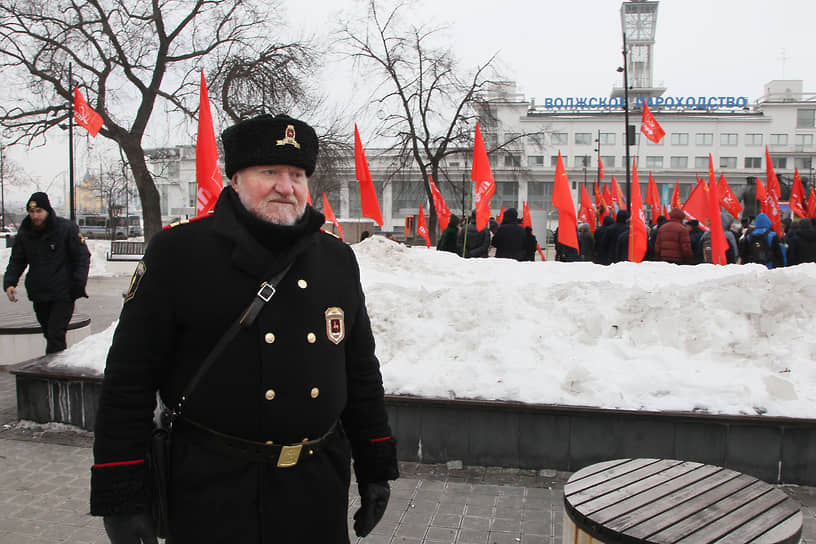 Мужчина в форме царского городового на митинге в Нижнем Новгороде