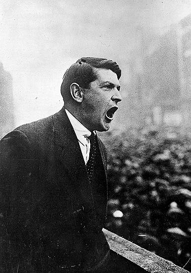 Революционный премьер Южной Ирландии Майкл Коллинз на митинге после подписания Англо-Ирландского договора в Дублине, 6 декабря 1921 года