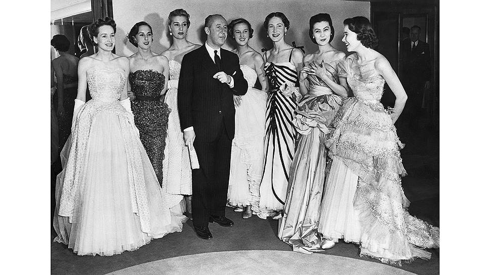 Кристиан Диор с моделями на показе коллекции 1950-го года  
