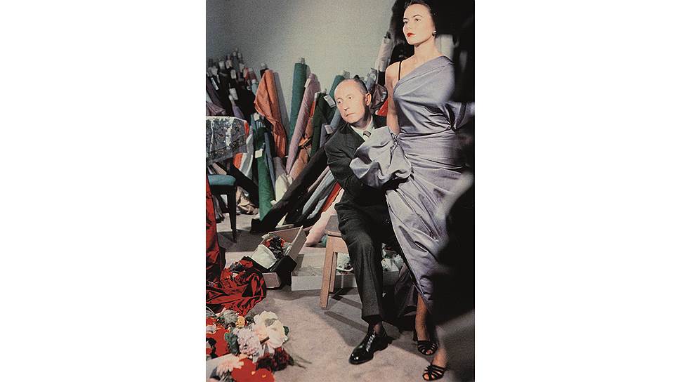 Кристиан Диор драпирует ткань на манекенщице Сильви, 1948 год