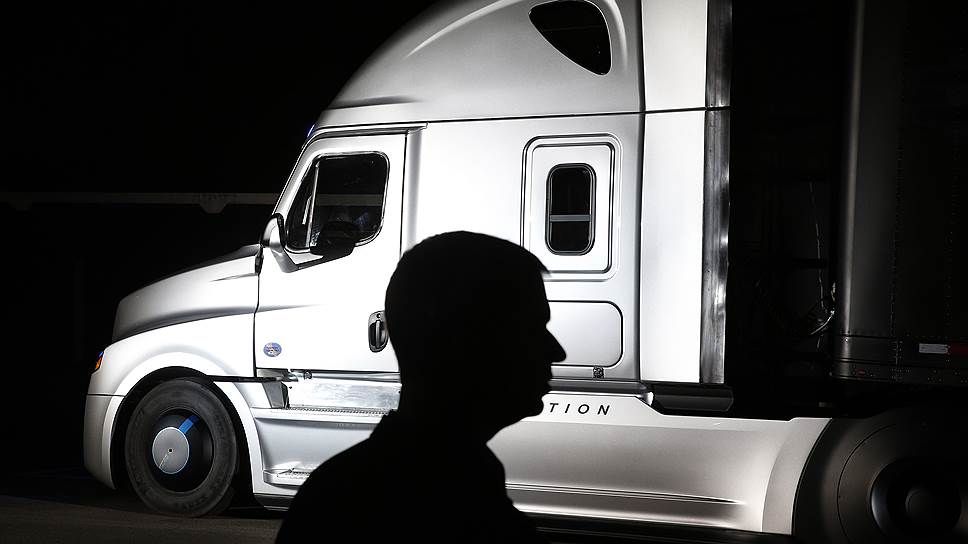 Автопром вовсю испытывает беспилотные грузовые автомобили, но логисты пока сомневаются в их экономической эффективности