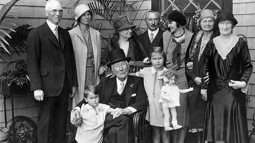 Джон Рокфеллер в окружении родственников и друзей в Орманд Бич. 23 мая 1931 года