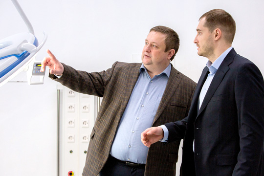 Главный врач клиники Олег Пахомов и заведующий отделением ЧЛХ Александр Горячкин демонстрируют новое оборудование.