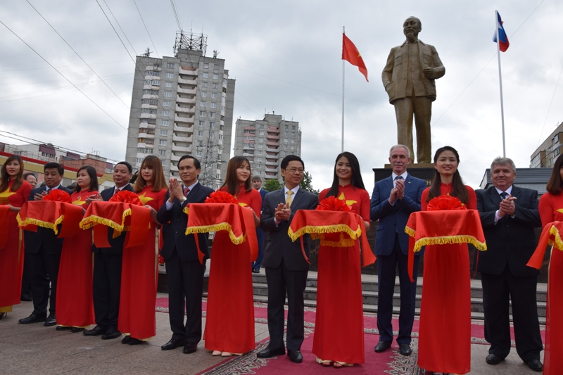 samyj bolshoj v evrope pamyatnik ho shi