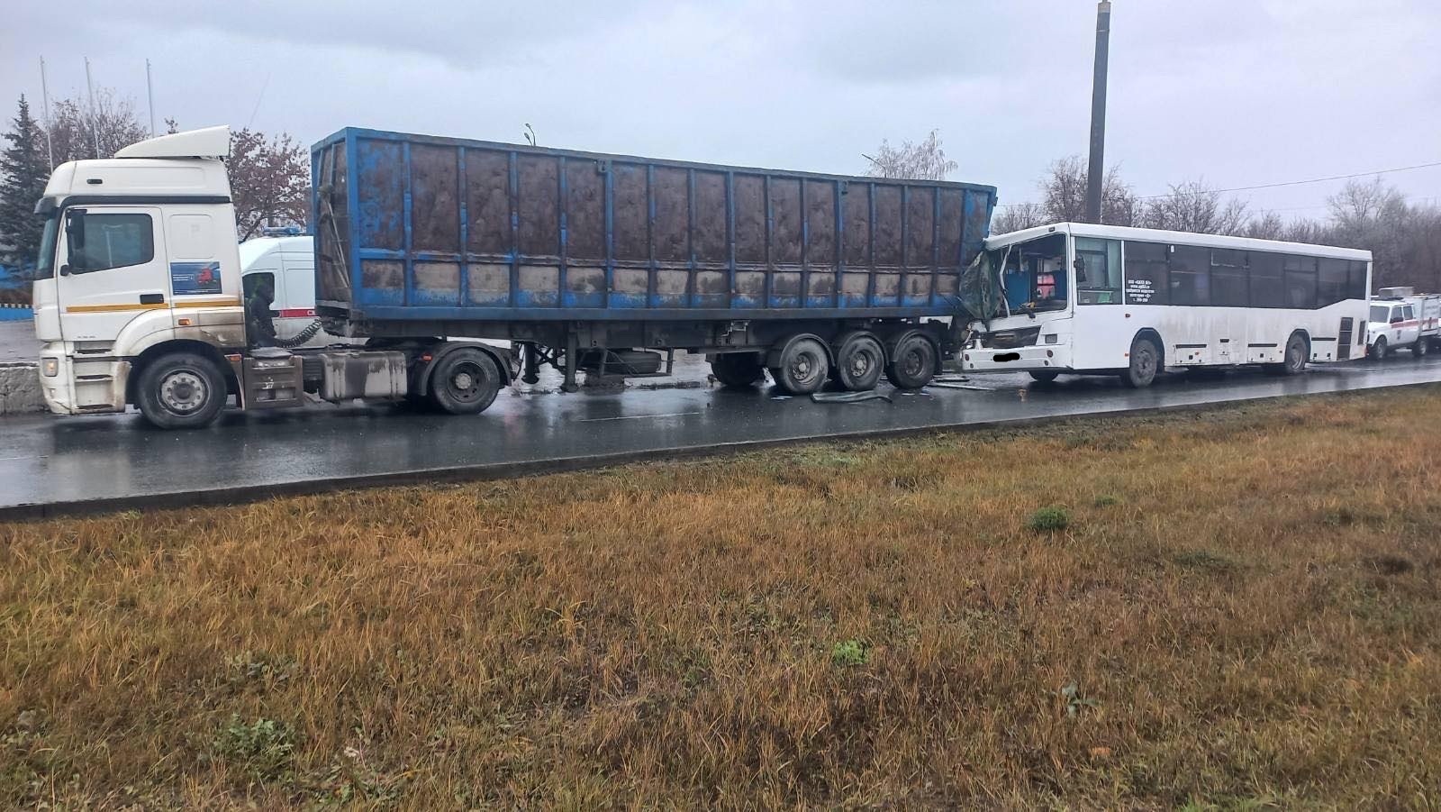 В автобусе, попавшем в ДТП с «КамАЗом» в Тольятти, ехали рабочие АвтоВАЗа –  Коммерсантъ Самара